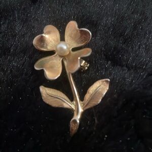 Vintage 4clover gold brooch with a faux pearl in the center - EUC